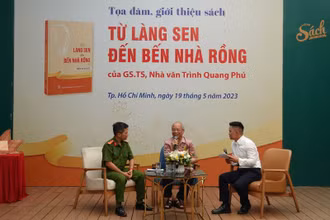 Nhà văn Trình Quang Phú trao đổi với độc giả về cuốn sách “Từ Làng Sen đến Bến Nhà Rồng”. 