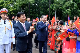 Nhân dân Thủ đô Hà Nội chào đón Tổng Bí thư, Chủ tịch nước Lào Thongloun Sisoulith. (Ảnh: ĐĂNG KHOA) 