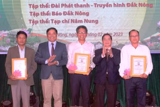 Ban Tổ chức trao giải thưởng cho 3 tập thể có thành tích xuất sắc.
