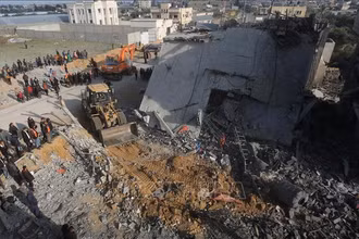 Cảnh đổ nát sau một cuộc không kích của Israel xuống thành phố Rafah, Dải Gaza, ngày 16/2/2024. Ảnh: THX/TTXVN