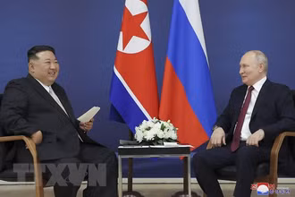 Tổng thống Nga Vladimir Putin (phải) và nhà lãnh đạo Triều Tiên Kim Jong-un (trái) tại cuộc gặp ở Amur, Nga, ngày 13/9/2023. (Ảnh: AFP/TTXVN)
