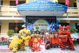 Mang Tết Trung thu đến với trẻ em nghèo nơi biên giới