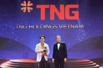 Ông Trần Tuấn Việt - Giám đốc khối Truyền thông và Marketing, đại diện Tập đoàn TNG Holdings Vietnam nhận giải thưởng “Doanh nghiệp xuất sắc châu Á”.