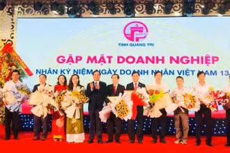 Lãnh đạo tỉnh Quảng Trị tặng bằng khen cho các doanh nghiệp tiêu biểu.