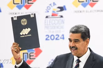 Tổng thống Venezuela Nicolas Maduro mừng chiến thắng sau khi kết quả bầu cử Tổng thống được Hội đồng Bầu cử quốc gia công bố. (Ảnh: AA/TTXVN)