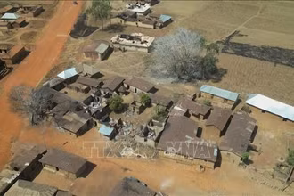 Nhiều ngôi nhà bị phá hủy trong loạt vụ tấn công vào ngôi làng ở bang Plateau, miền Trung Nigeria, ngày 27/12/2023. Ảnh minh họa: AFP/TTXVN