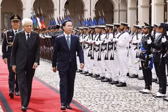 Chủ tịch nước Võ Văn Thưởng và Tổng thống Cộng hòa Italy Sergio Mattarella duyệt đội danh dự. (Ảnh: TTXVN)