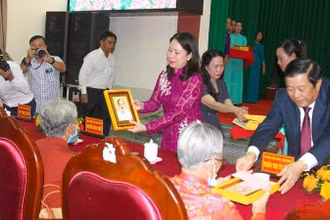 Phó Chủ tịch nước Võ Thị Ánh Xuân trao quà cho Mẹ Việt Nam Anh hùng tại buổi lễ, sáng 27/7. (Ảnh: BÁ DŨNG)