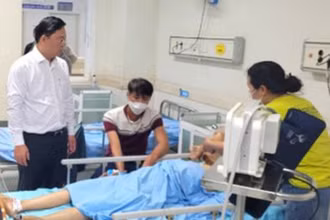 Chủ tịch Ủy ban nhân dân tỉnh Quảng Nam Lê Trí Thanh thăm hỏi nạn nhân tại Bệnh viện Đa khoa Trung ương Quảng Nam. 