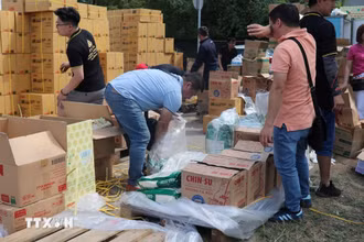 Các mặt hàng thực phẩm được các nhà hảo tâm quyên tặng để phân phát cho những hộ kinh doanh bị thiệt hại tại Marywilska. (Ảnh: Ngọc Biên/TTXVN)