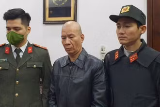 Công an đọc lệnh bắt Vương Hưng Thiện, đối tượng cầm đầu đường dây đánh bạc và tổ chức đánh bạc. 