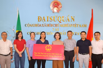 Tập thể Đại sứ quán Việt Nam tại Tanzania ủng hộ đồng bào vùng lũ lụt.