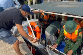 Cán bộ, chiến sĩ Đồn Biên phòng Cửa Đại hỗ trợ đưa thi thể nạn nhân về gia đình lo mai táng. (Ảnh: B.P)