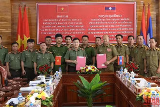 Công an Sơn La và Công an tỉnh Houaphanh ký kết biên bản ghi nhớ thống nhất phương hướng phối hợp năm 2023.