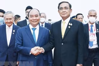 Thủ tướng Thái Lan Prayut Chan-o-cha đón Chủ tịch nước Nguyễn Xuân Phúc tại Sân bay Không quân Hoàng gia Thái Lan. (Ảnh: TTXVN) 
