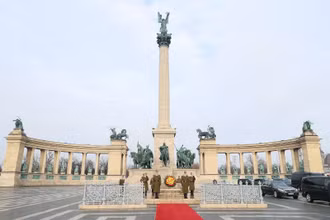 Quảng trường Anh hùng.