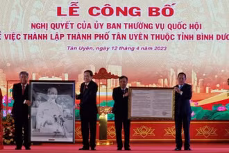 Phó Chủ tịch Thường trực Quốc hội Trần Thanh Mẫn trao nghị quyết và tặng quà lưu niệm cho lãnh đạo thành phố Tân Uyên.