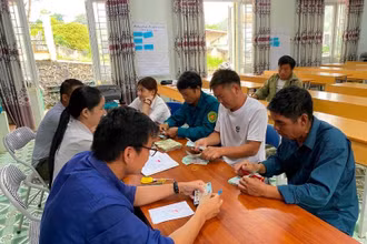 Chủ rừng tại xã Tủa Thàng, huyện Tủa Chùa nhận tiền dịch vụ môi trường rừng.
