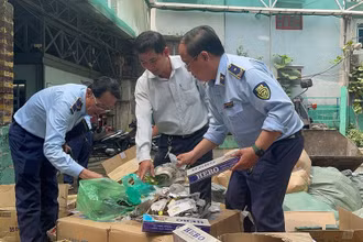 Lực lượng chức năng phân loại hàng hóa tiêu hủy. (Ảnh: Cục Quản lý thị trường TP Hồ Chí Minh).