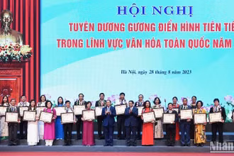 Trao bằng khen tặng 26 tập thể và cá nhân điển hình tiên tiến.