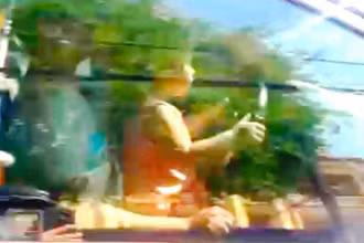 Bé gái khoảng 4 tuổi cầm lái ô-tô chạy trên đường. (Ảnh cắt từ clip của anh N.H.Đ)