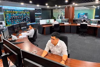 Các kỹ sư đang vận hành Trung tâm Điều độ hệ thống điện Thành phố Hồ Chí Minh (thuộc EVNHCMC).