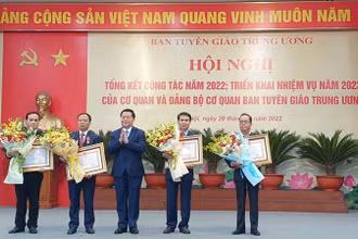 Đồng chí Nguyễn Trọng Nghĩa trao Huân Chương Lao động tặng các cá nhân có đóng góp xuất sắc trong lĩnh vực công tác.