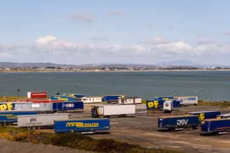 Những người di cư được phát hiện trong một chiếc xe container đông lạnh ở cảng Rosslare. (Ảnh: Bloomberg)