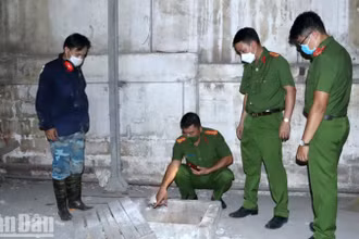 Lực lượng Công an tỉnh Đồng Nai bắt quả tang xả thải trái phép ra môi trường của một công ty trong khu công nghiệp Biên Hòa 1.