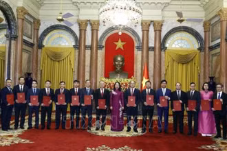 Quyền Chủ tịch nước Võ Thị Ánh Xuân với các đại sứ. (Ảnh: TTXVN)