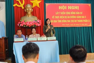 Lãnh đạo Ủy ban nhân dân tỉnh Đồng Nai trả lời ý kiến của người dân xã Vĩnh Thanh, huyện Nhơn Trạch.