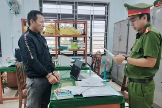 Công an huyện Tư Nghĩa đọc lệnh bắt khẩn cấp đối tượng Trương Đình Nhạt. (Ảnh: Công an huyện Tư Nghĩa cung cấp).
