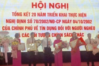 Khen thưởng các tập thể, các nhân đạt nhiều thành tích xuất sắc trong hoạt động tín dụng.