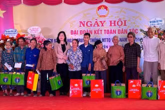 Bộ trưởng Y tế Đào Hồng Lan tặng quà người có hoàn cảnh khó khăn ở thôn Kỳ Côi, xã Tam Kỳ, huyện Kim Thành.