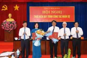Thường trực Tỉnh ủy trao quyết định và tặng hoa chúc mừng đồng chí Bùi Thanh Nhân và đồng chí Nguyễn Thị Mỹ Hằng. 