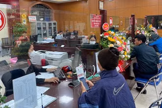 Giao dịch khách hàng tại Agribank chi nhánh huyện Ứng Hòa.