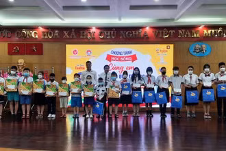 Các em học sinh được nhận học bổng "Cùng em vượt khó đến trường".