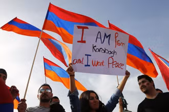 Người biểu tình giơ biểu ngữ đòi hòa bình cho Nagorno-Karabakh, vùng tranh chấp giữa hai nước láng giềng Armenia và Azerbaijan. Ảnh: CEPA