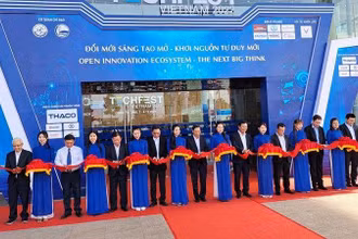 Các đại biểu thực hiện nghi thức khai mạc triển lãm và chuỗi các hoạt động của Techfest Vietnam 2022.
