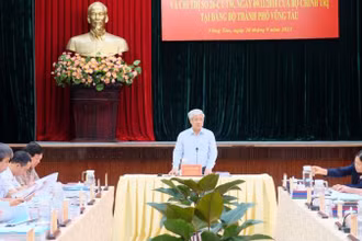 Đồng chí Đỗ Văn Chiến, Bí thư Trung ương Đảng, Chủ tịch Ủy ban Trung ương Mặt trận Tổ quốc Việt Nam, Trưởng Đoàn Kiểm tra 891 phát biểu tại hội nghị.