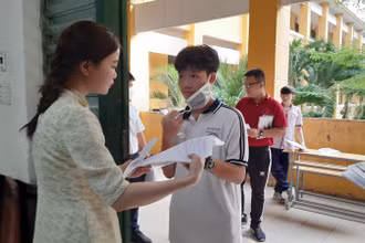 Các thí sinh làm thủ tục vào phòng thi. 