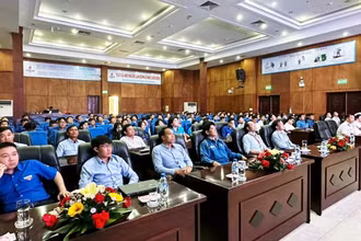 Cán bộ, kỹ sư, công nhân Công ty cổ phần Lọc hoá dầu Bình Sơn chăm chú lắng nghe tuyên truyền về biển đảo.