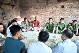 Đoàn công tác Công an huyện Mỹ Đức bày tỏ chân thành xin lỗi gia đình anh Nguyễn Văn X. (sinh năm 1983) ở thôn Ái Nàng, xã An Phú (Mỹ Đức, Hà Nội). (Ảnh: TTXVN phát)