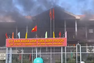 Khói bao trùm trụ sở Ủy ban nhân dân tỉnh Bình Phước.