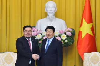 Chủ tịch nước Lương Cường tiếp Chánh Văn phòng Tổng thống Mông Cổ Gombojav Zandanshatar.