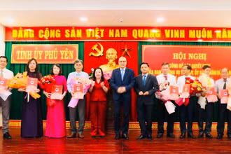 Lãnh đạo tỉnh Phú Yên trao các quyết định điều động, phân công, chỉ định, bổ nhiệm cho các cán bộ. 