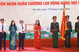 Phó Chủ tịch nước Võ Thị Ánh Xuân trao Huân chương Lao động hạng Nhì tặng tập thể lãnh đạo, cán bộ, giáo viên và người lao động Trường Lê Duẩn.