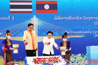 Thủ tướng Chính phủ Lào Phankham Viphavanh và Thủ tướng Thái Lan Prayut Chan-o-cha đồng chủ trì Lễ động thổ.
