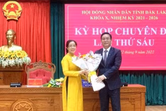 Đồng chí Nguyễn Đình Trung, Ủy viên Trung ương Đảng, Bí thư Tỉnh ủy Đắk Lắk tặng hoa chúc mừng tân Chủ tịch Hội đồng nhân dân tỉnh Đắk Lắk Huỳnh Thị Chiến Hòa. 