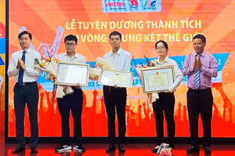 Ban Tổ chức trao Bằng khen của Bộ Giáo dục và Đào tạo tặng các thí sinh giành huy chương tại Vòng chung kết thế giới các Cuộc thi MOS và ACP năm 2022.